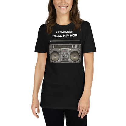 mujer con camiseta hip hop old school negra