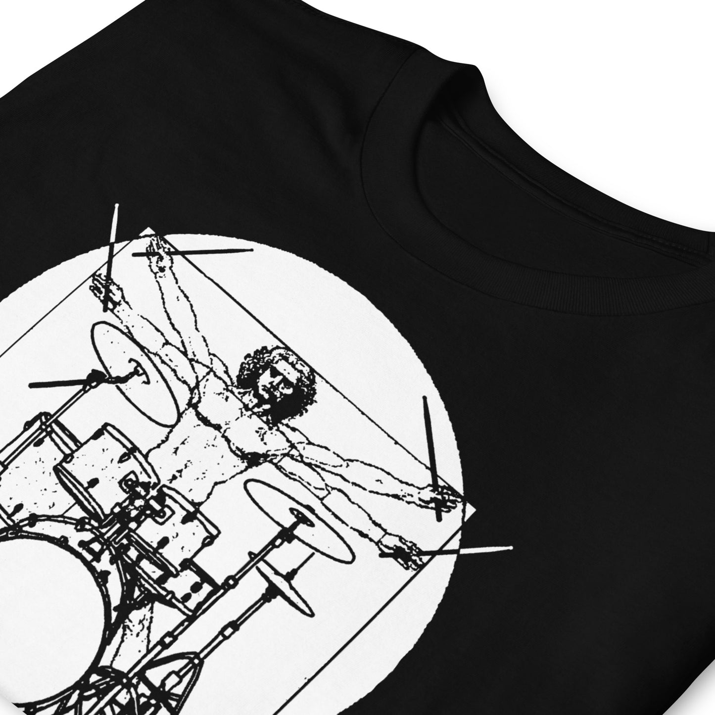 detalle de camiseta hombre de vitruvio bateria musica negra