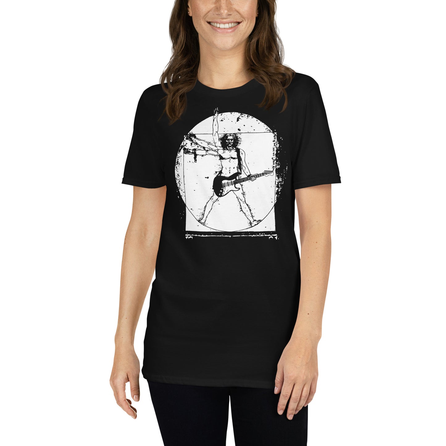 mujer con camiseta hombre de vitruvio guitarrista negra