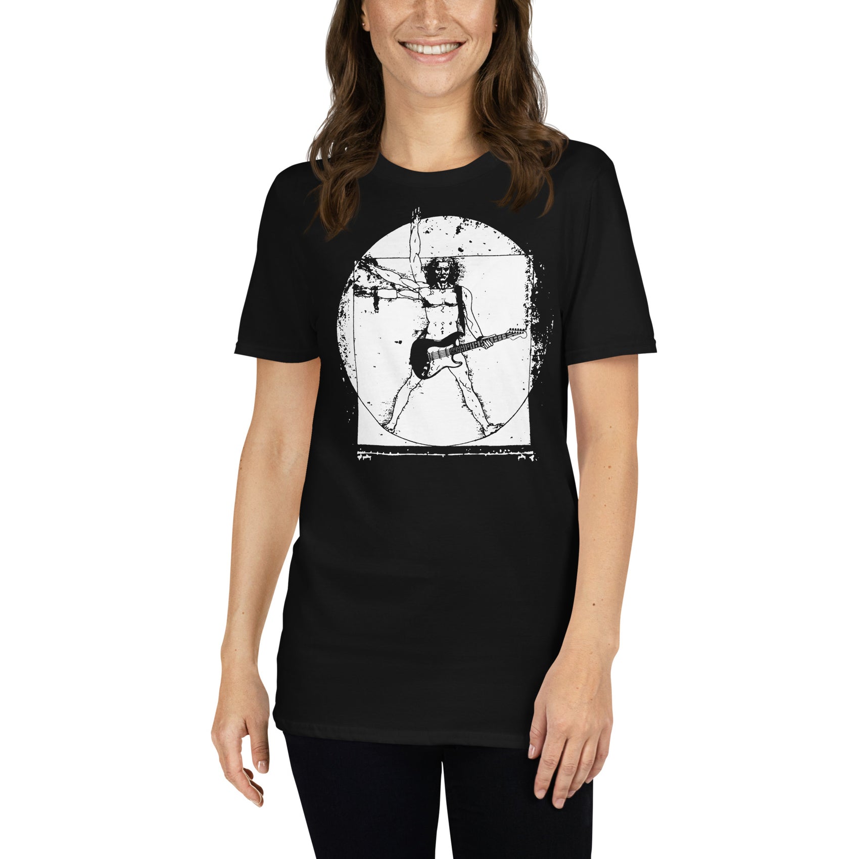 mujer con camiseta hombre de vitruvio guitarrista negra
