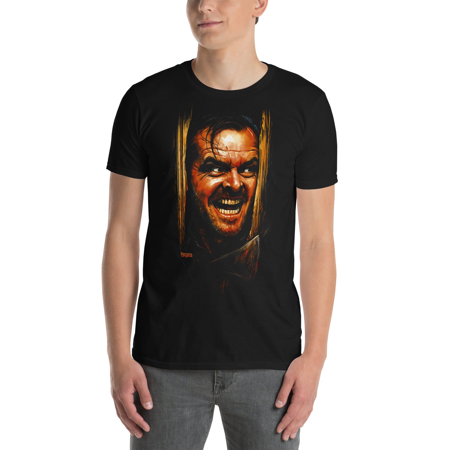 hombre con camiseta el resplandor puerta terror negra