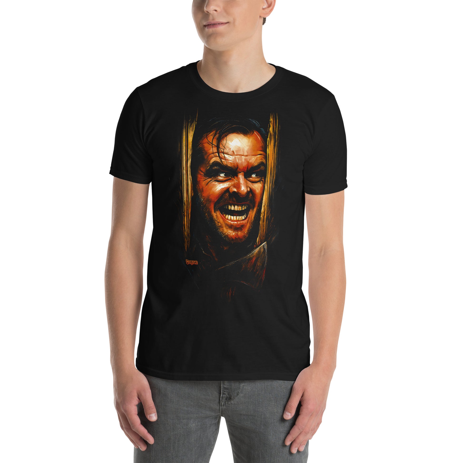 hombre con camiseta el resplandor puerta terror negra