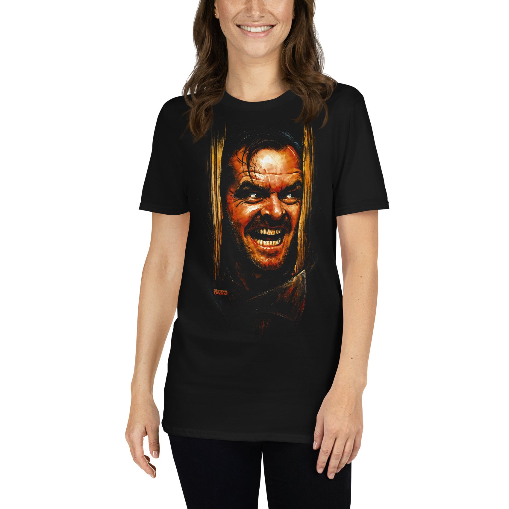 mujer con camiseta el resplandor puerta terror negra