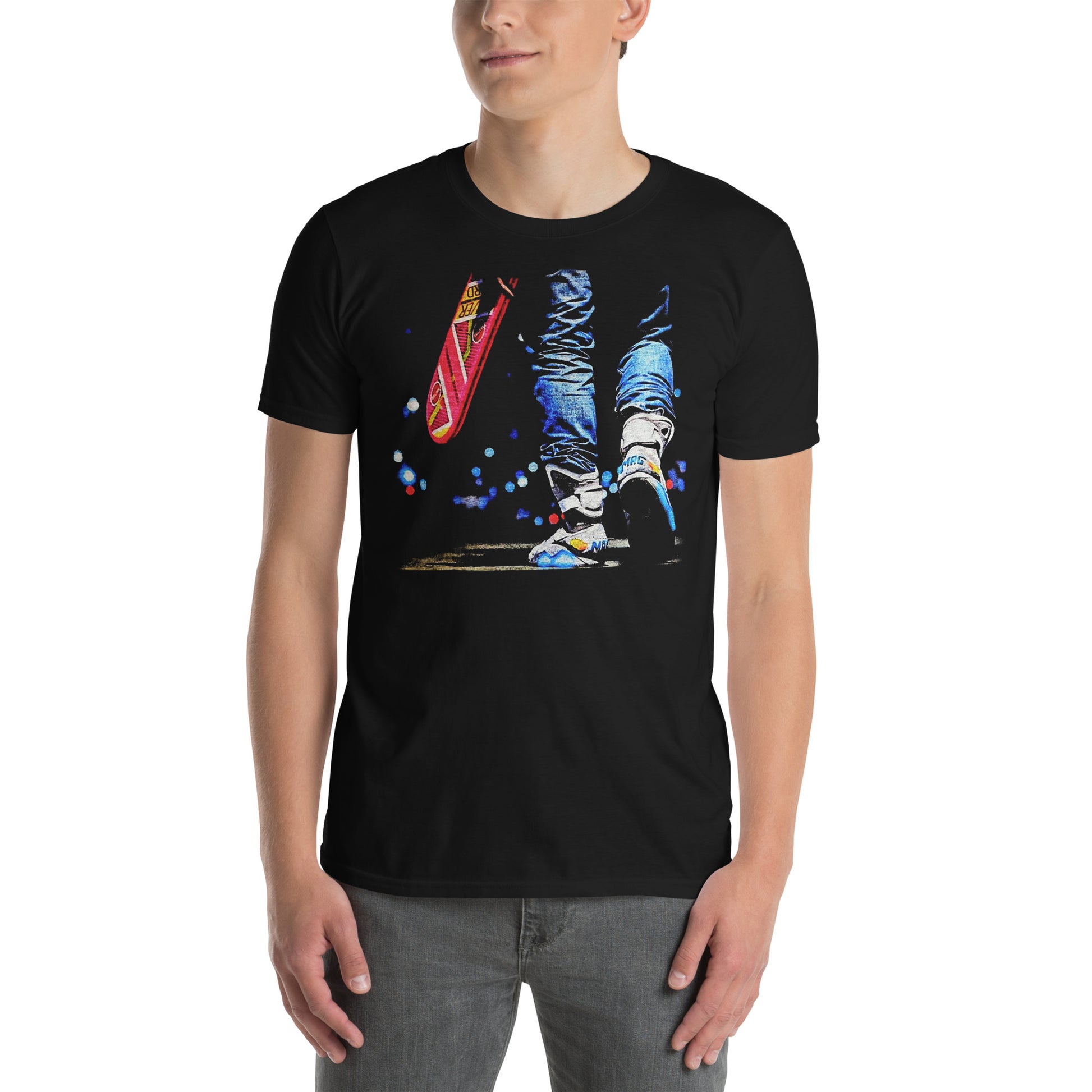 hombre con camiseta hoverboard zapatillas regreso al futuro negra