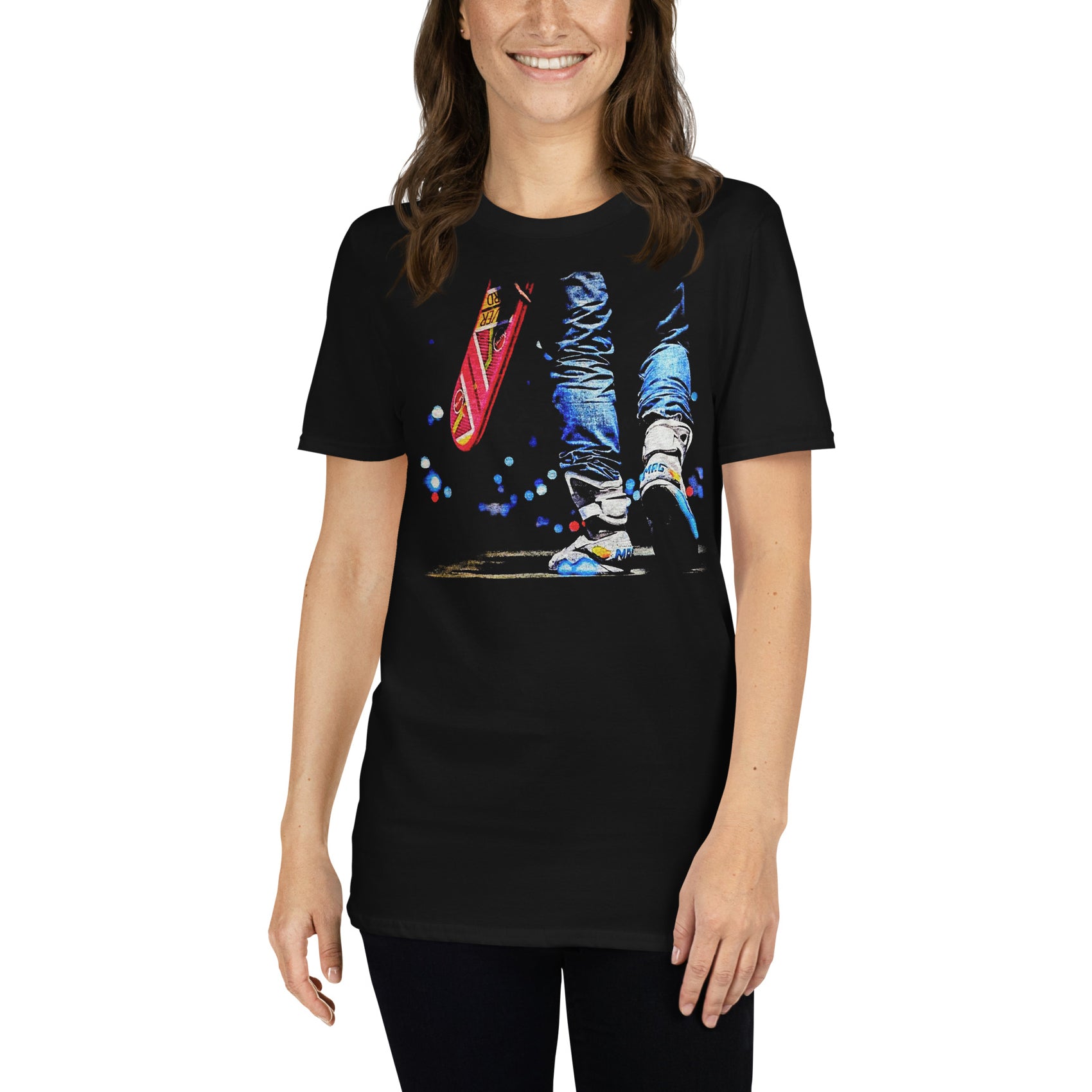 mujer con camiseta hoverboard zapatillas negra