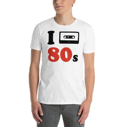 hombre con camiseta i love 80s cassette blanca