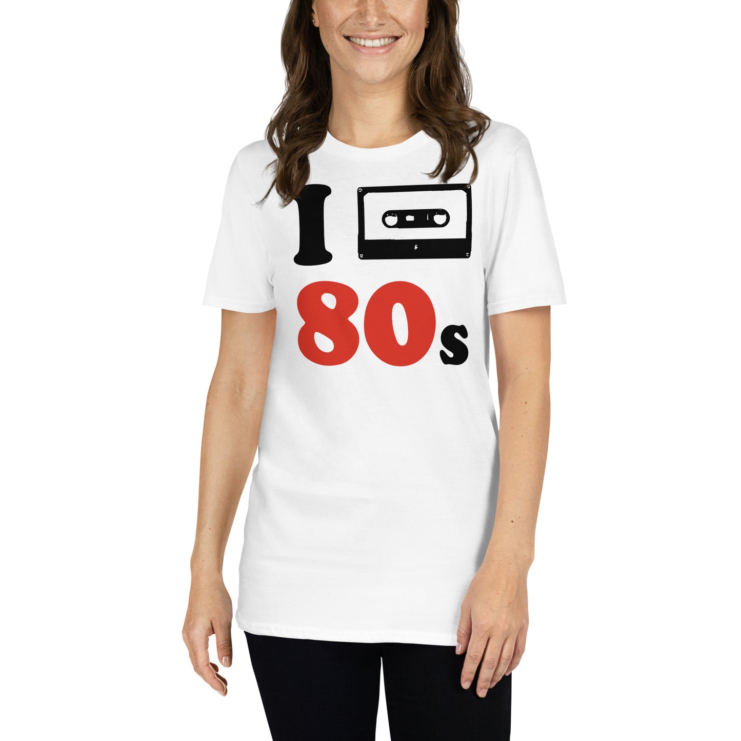 mujer con camiseta i love 80s cassette blanca