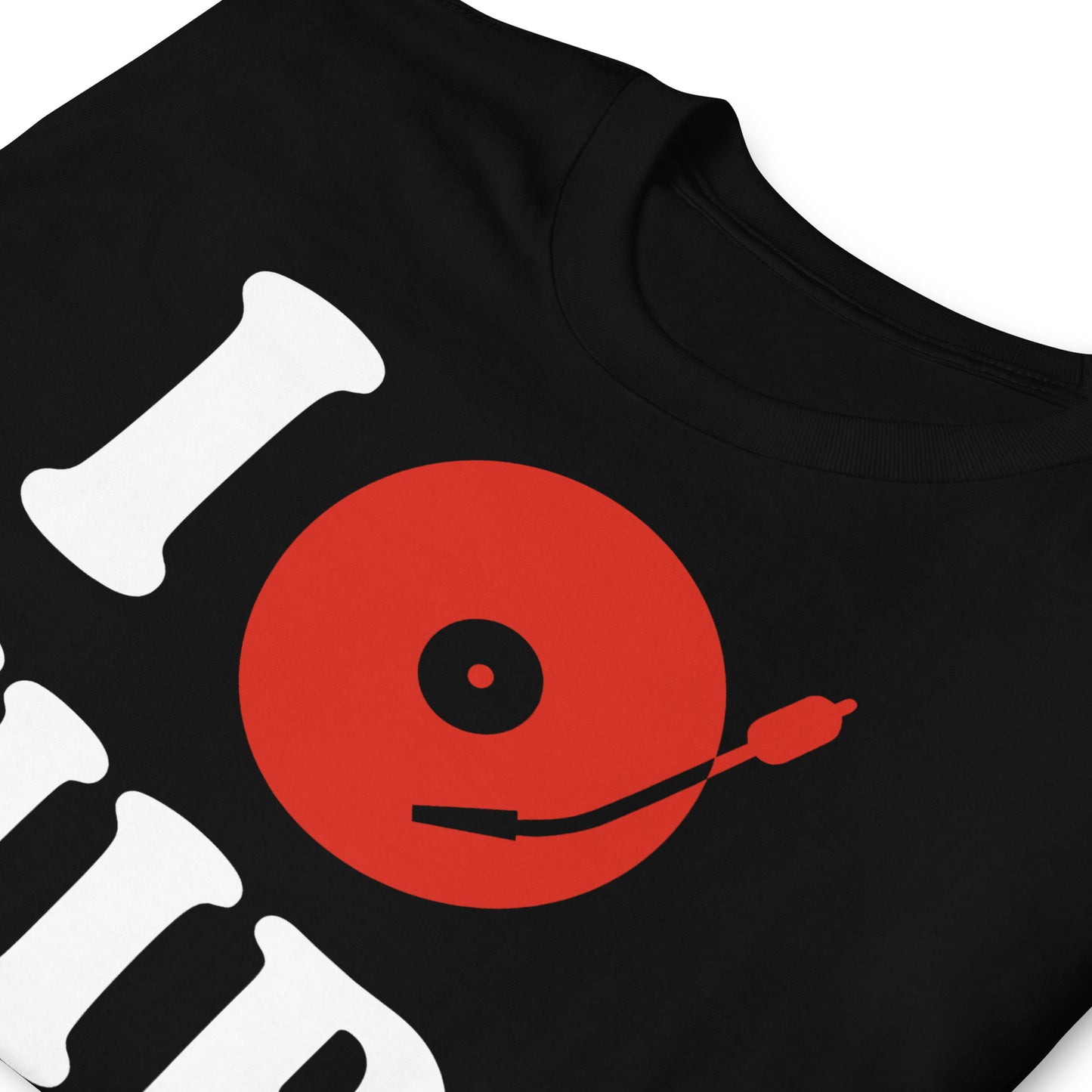 detalle de camiseta i love hip hop plato dj negra