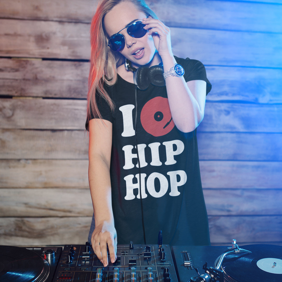 mujer con camiseta i love hip hop plato dj turntable en color negro