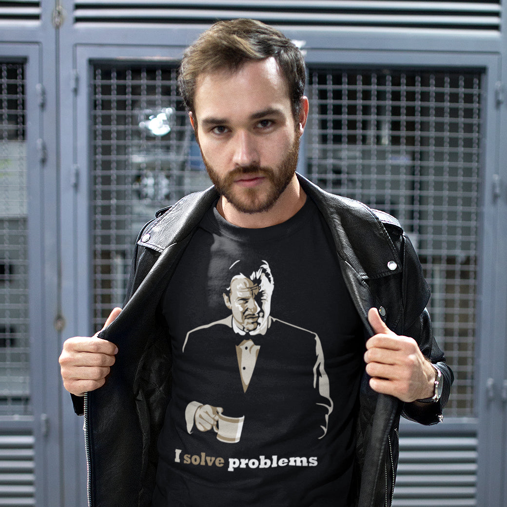 hombre con camiseta pulp fiction mr wolf negra