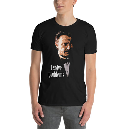 hombre con camiseta mr wolf pulp fiction negra
