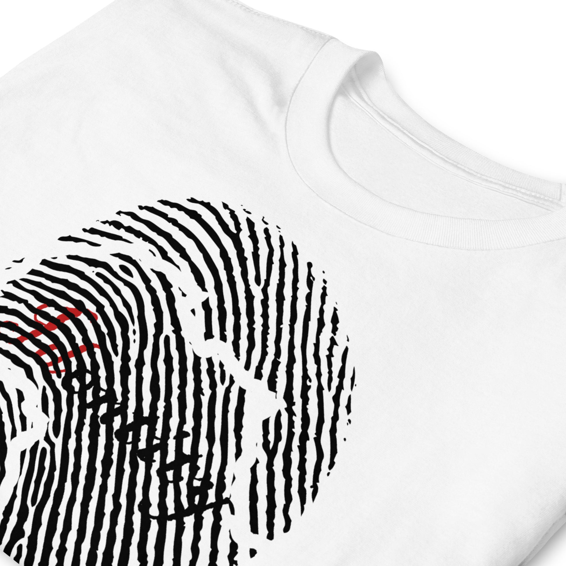 detalle de camiseta identidad africa huella dactilar blanca