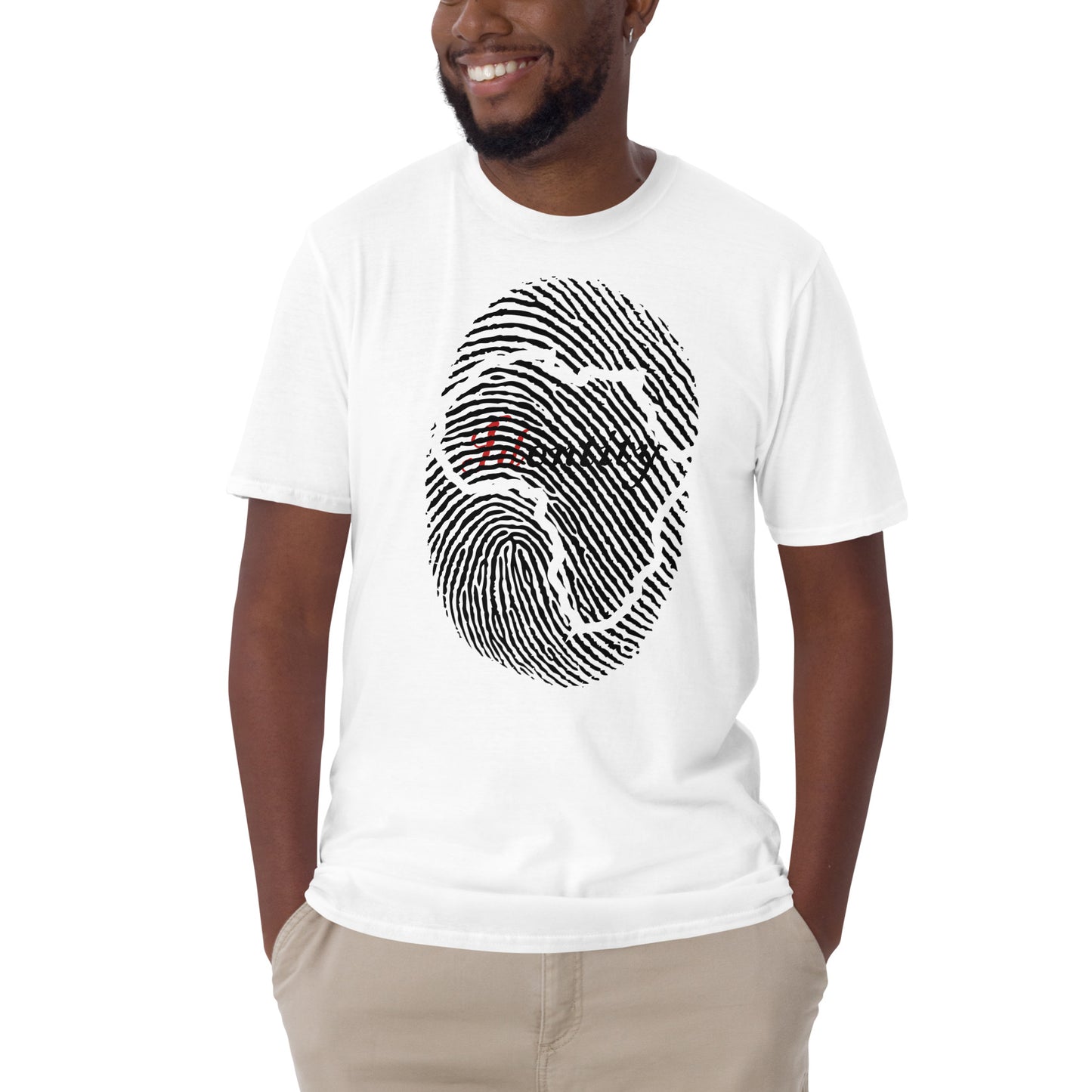 hombre con camiseta identidad africa huella dactilar blanca