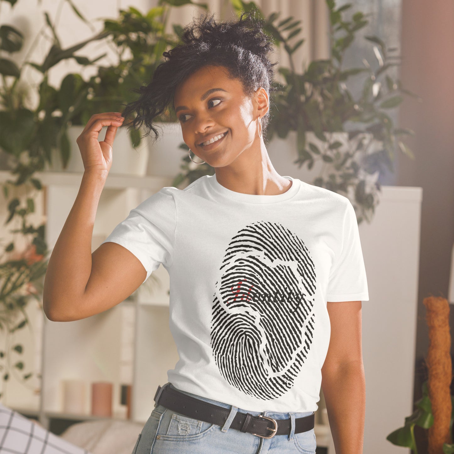mujer con camiseta identidad africa huella dactilar blanca