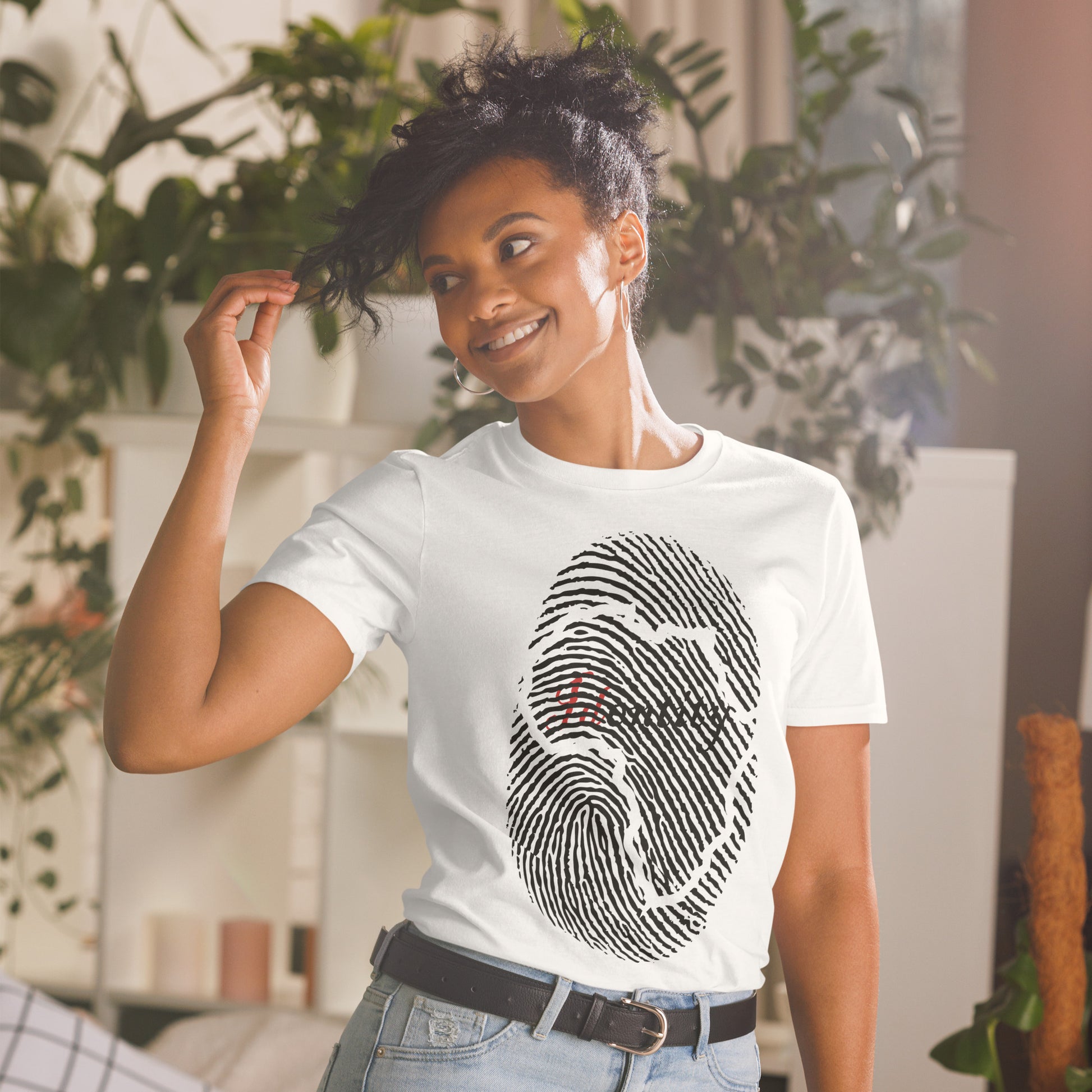 mujer con camiseta identidad africa huella dactilar blanca