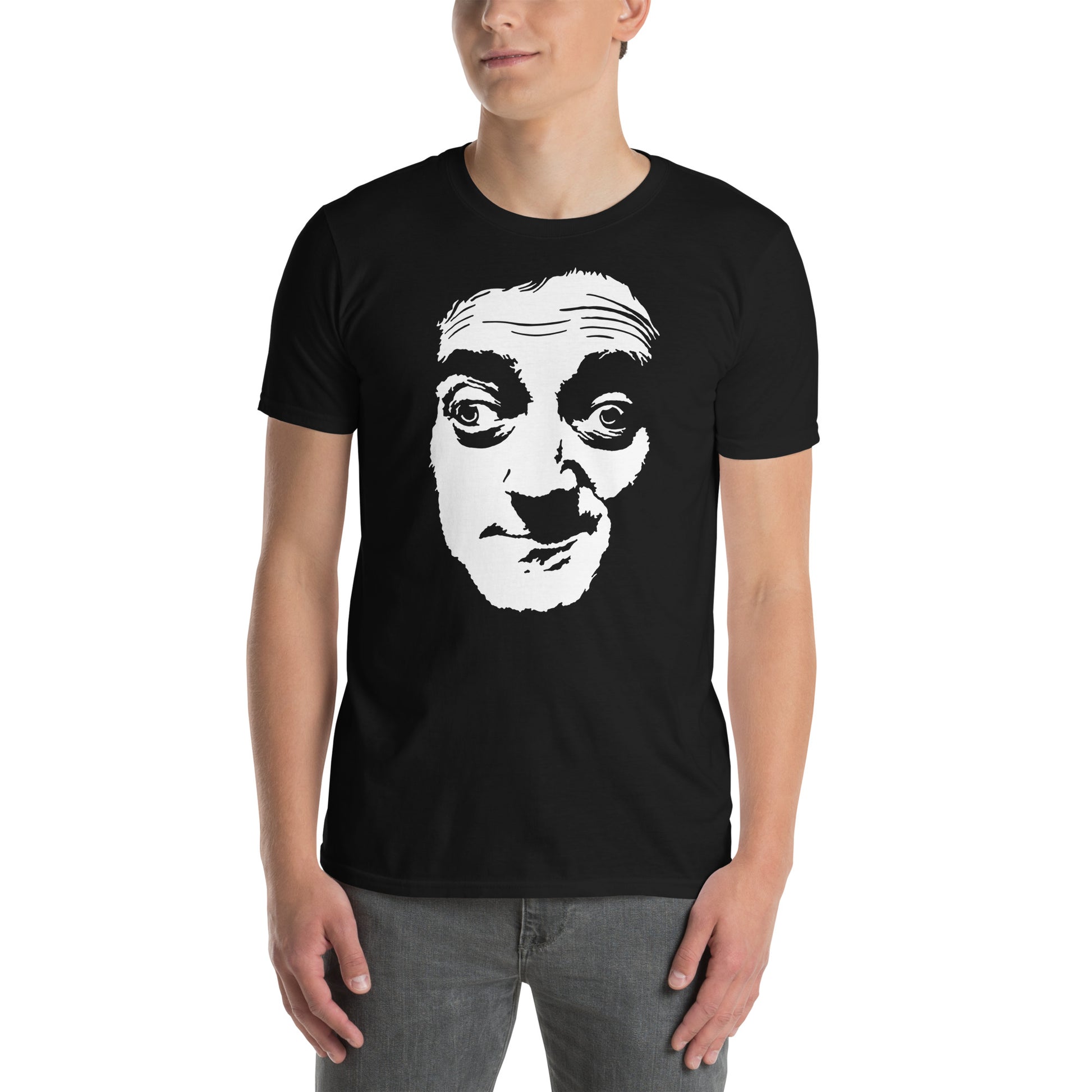 hombre con camiseta igor jorobado el jovencito frankenstein negra