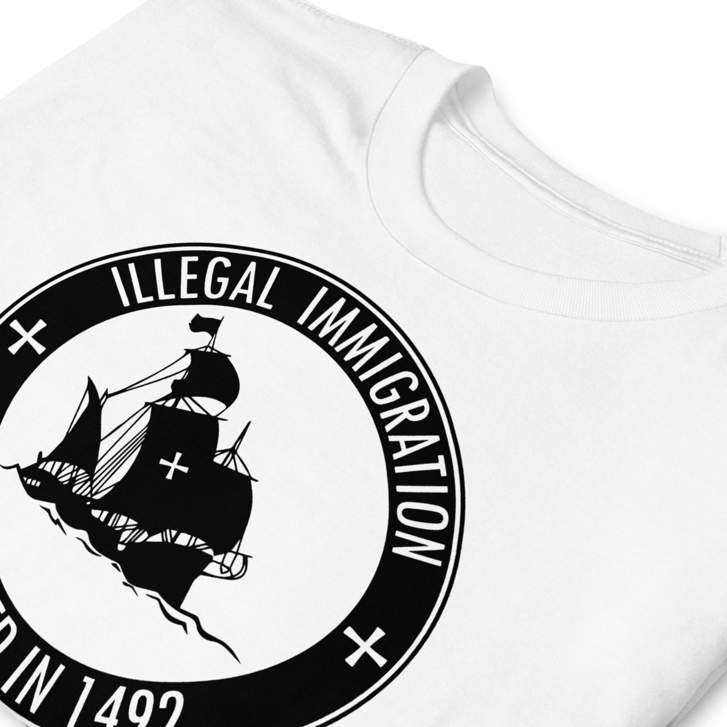 detalle de camiseta illegal immigration started in 1492 blanca