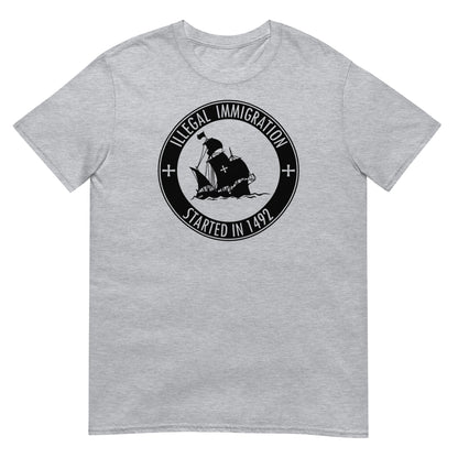 camiseta illegal immigration started in 1492 gris