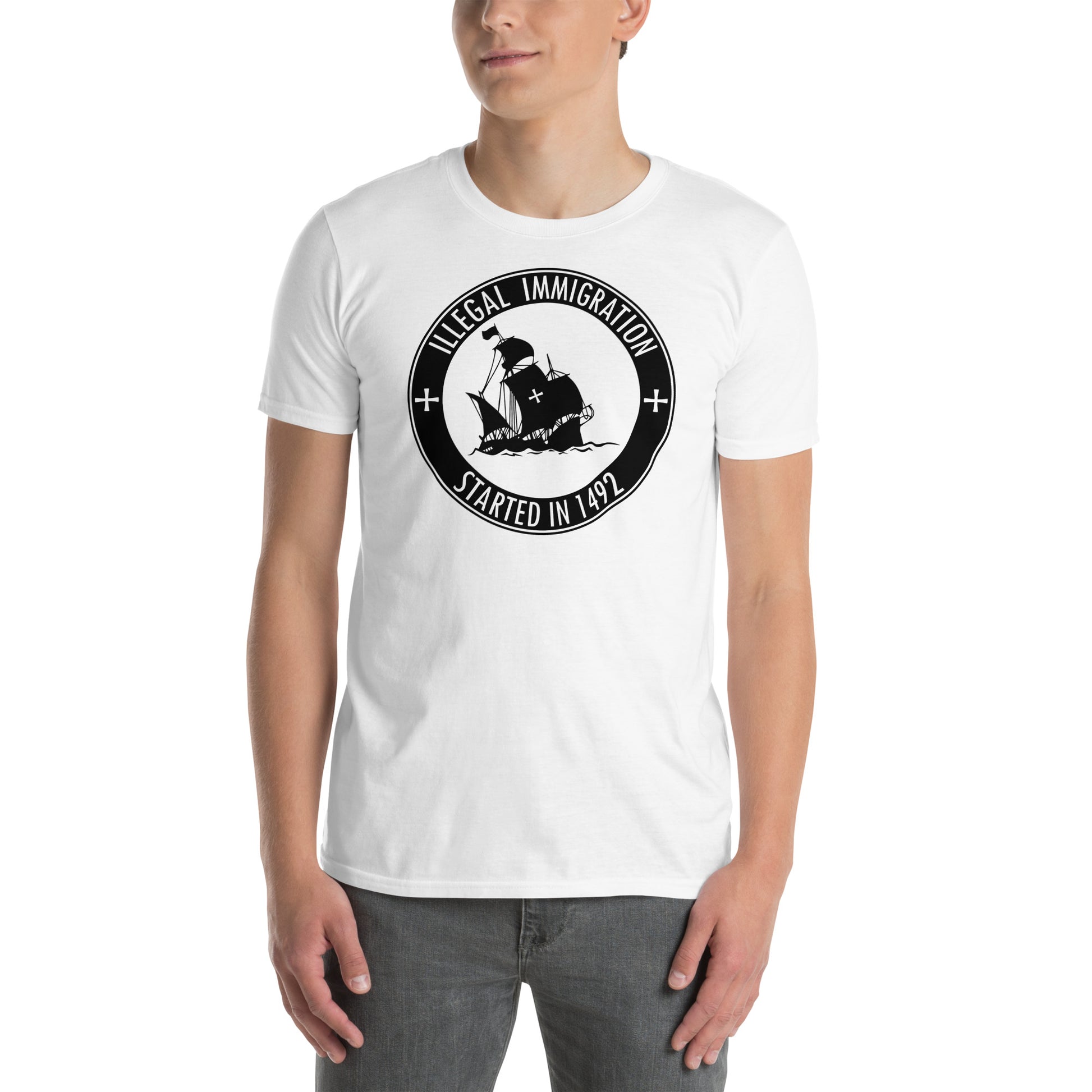 hombre con camiseta illegal immigration started in 1492 blanca