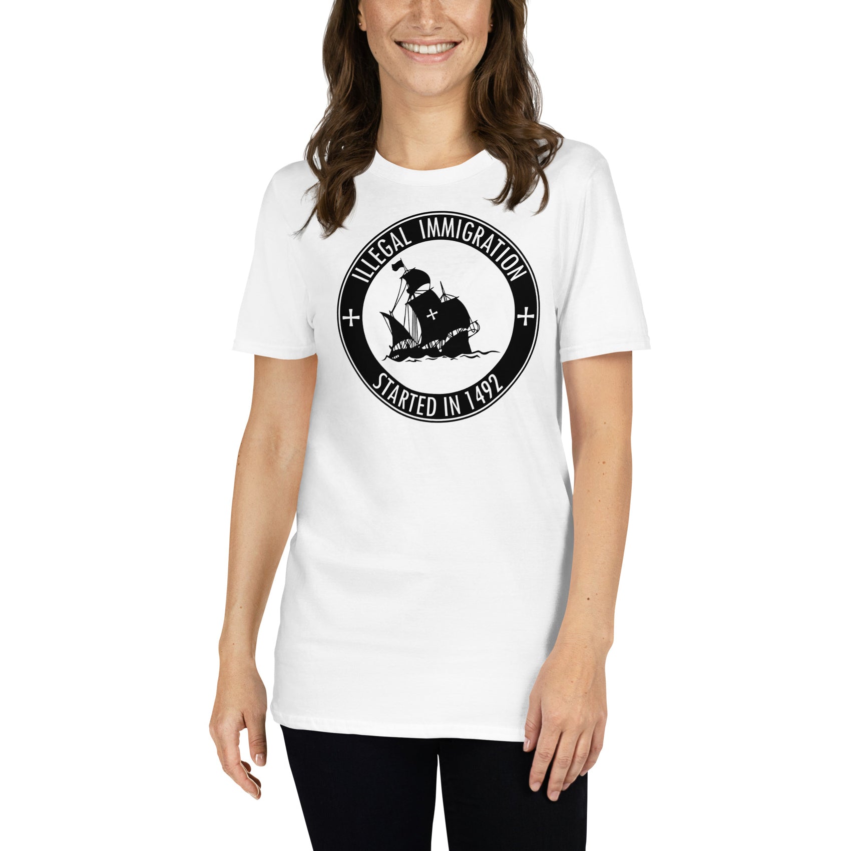 mujer con camiseta illegal immigration started in 1492 blanca