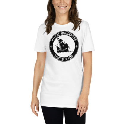mujer con camiseta illegal immigration started in 1492 blanca