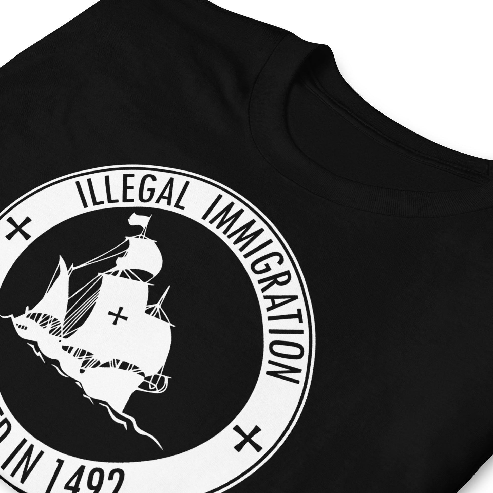 detalle de camiseta illegal immigration started in 1492 negra
