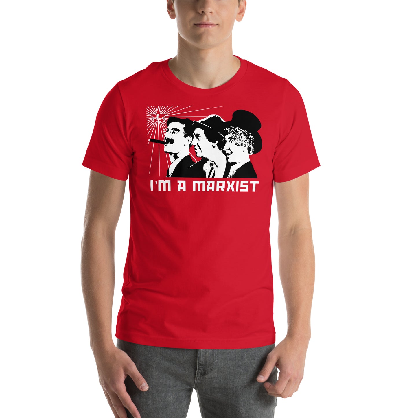 hombre con camiseta im a marxist hermanos marx roja