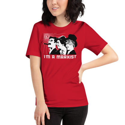 mujer con camiseta im a marxist rojo