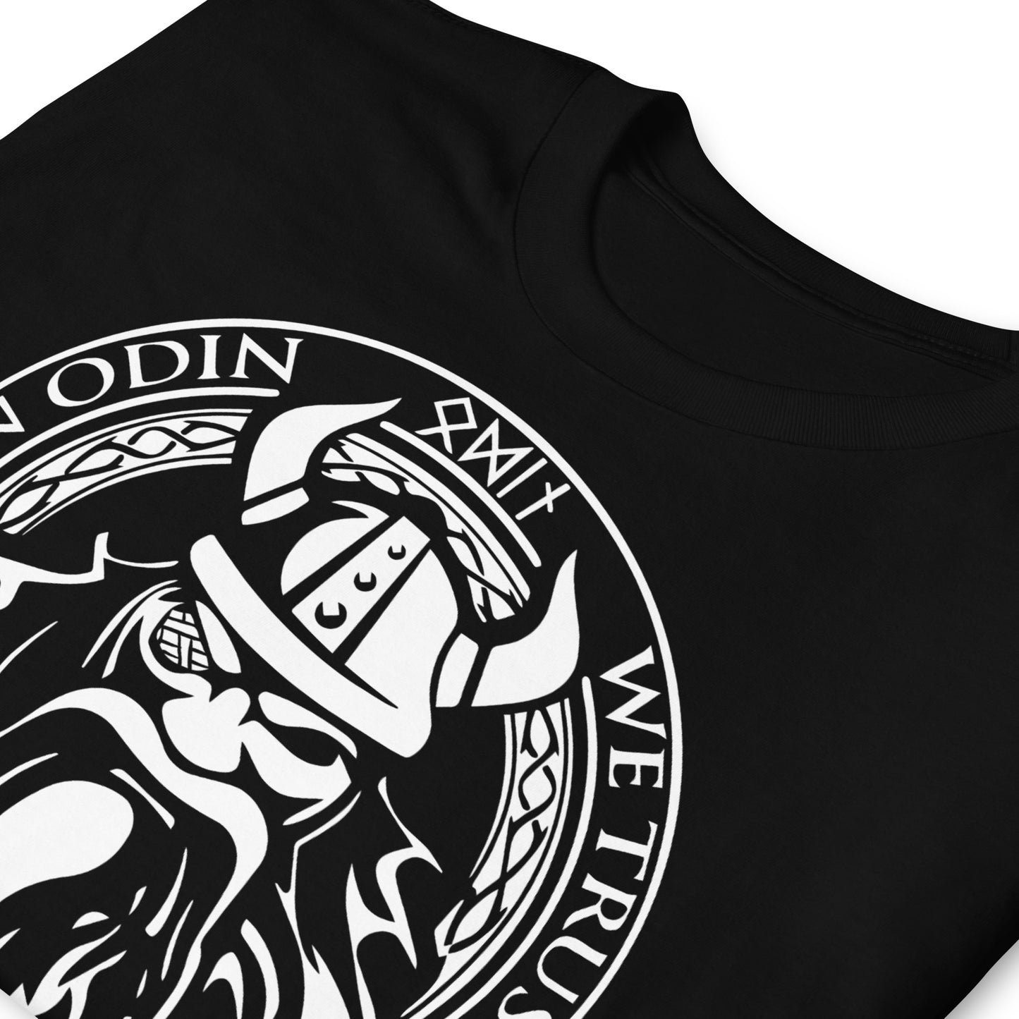 detalle de camiseta in odin we trust negra