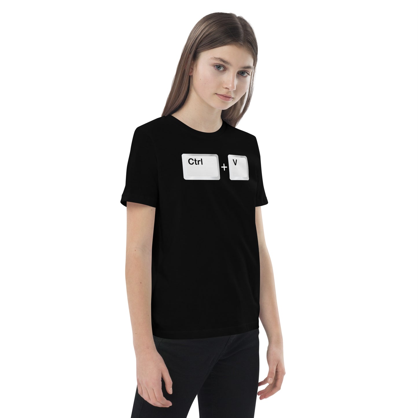 niña con camiseta infantil ctrl v en color negro