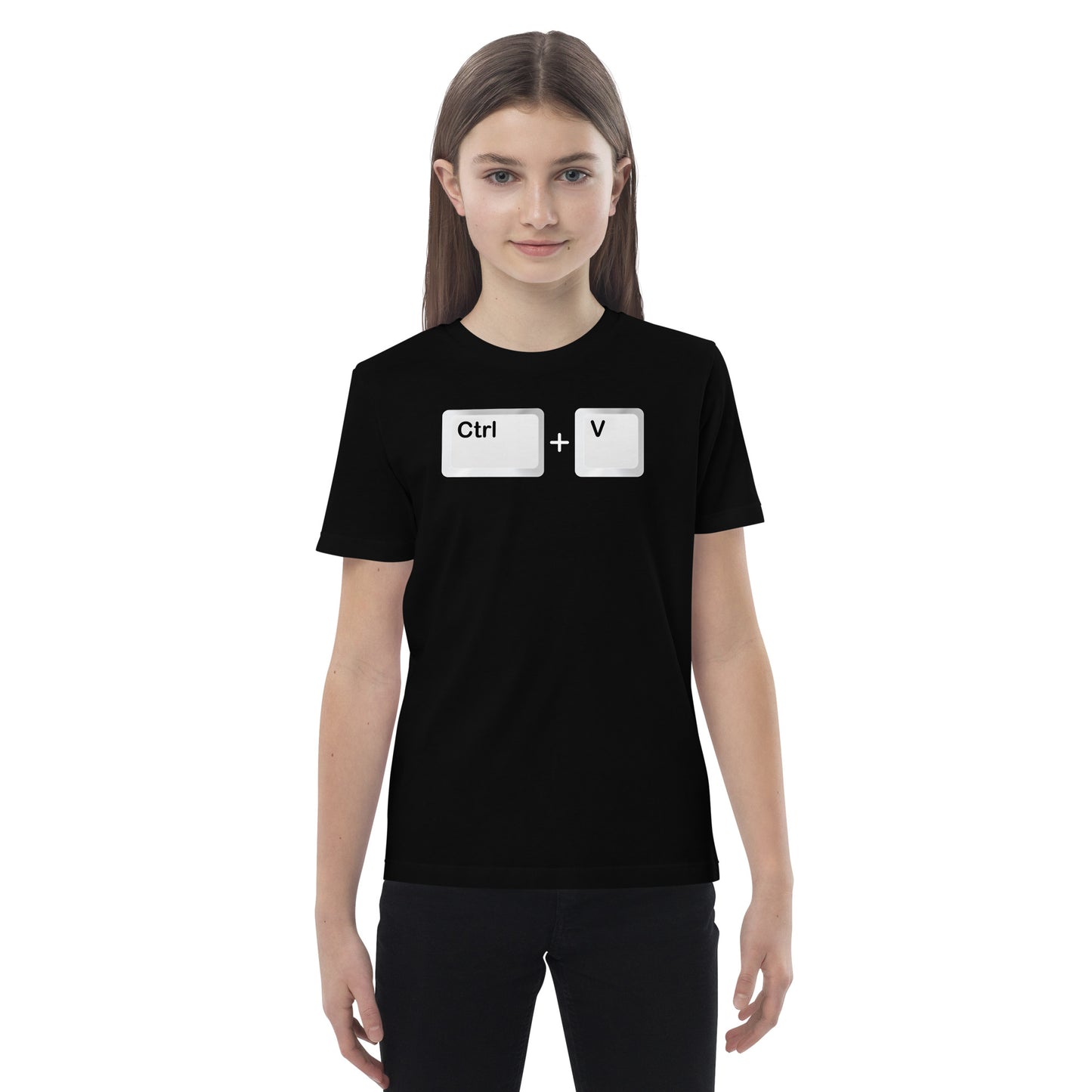 niña con camiseta infantil ctrl v en color negro