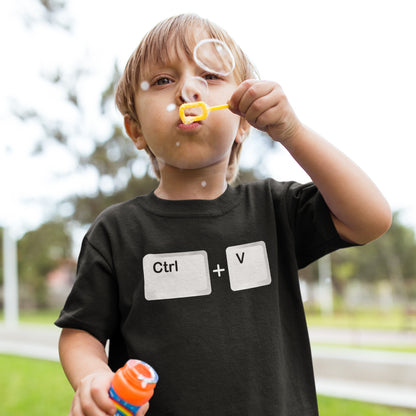 niño con camiseta infantil ctrl v en color negro