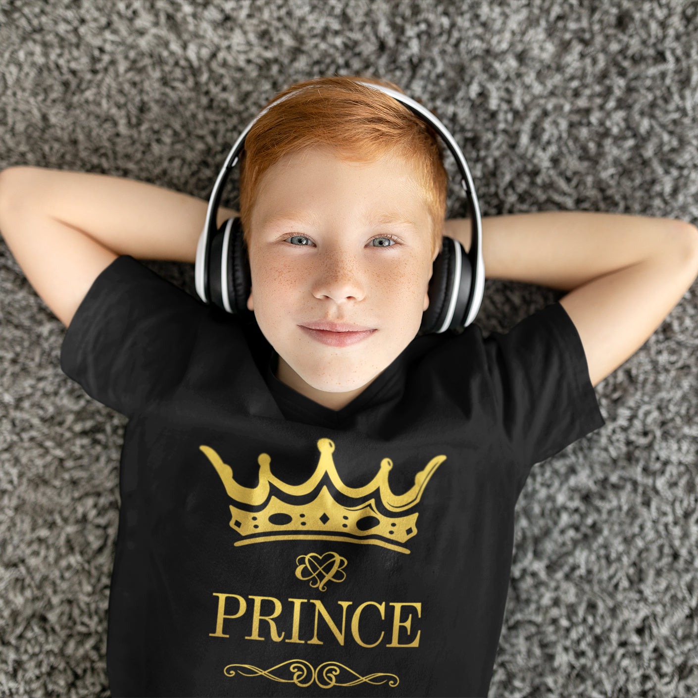 niño con camiseta infantil prince en color negro