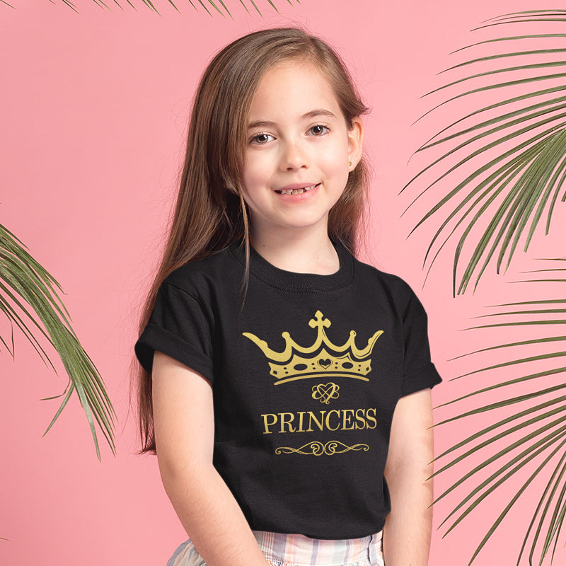 niña con camiseta infantil princess en color negro