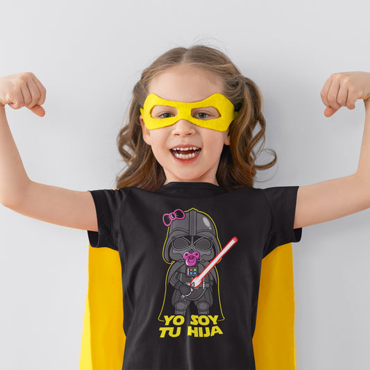 niña con camiseta infantil yo soy tu hija en color negro