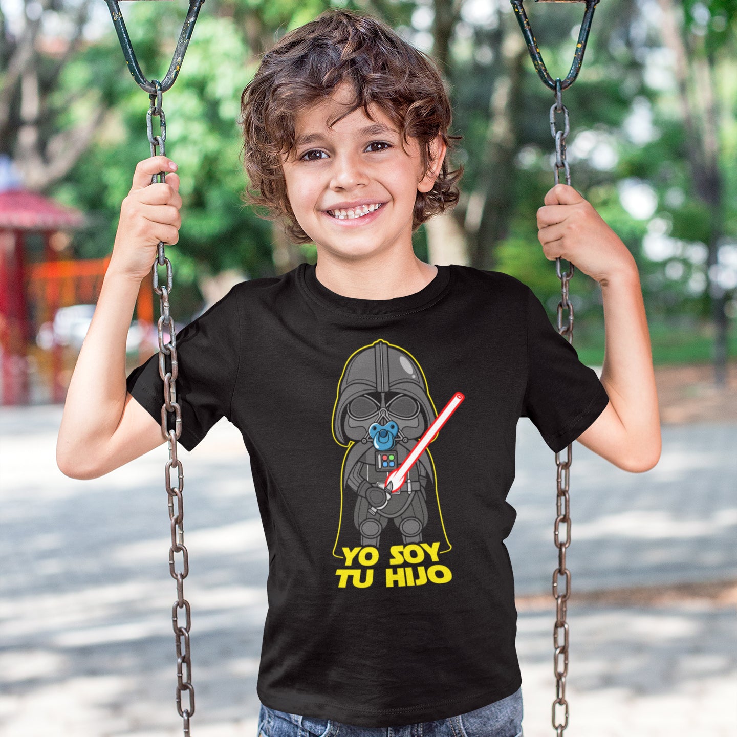 niño con camiseta infantil yo soy tu hijo en color negro
