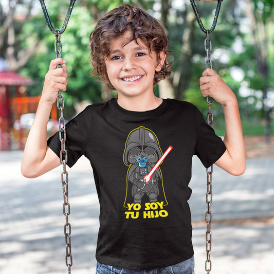 niño con camiseta infantil yo soy tu hijo en color negro
