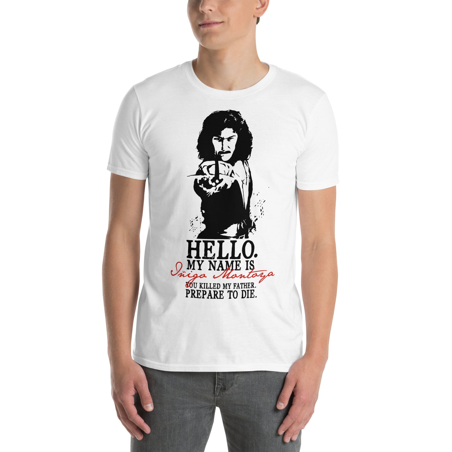 hombre con camiseta inigo montoya frase blanca