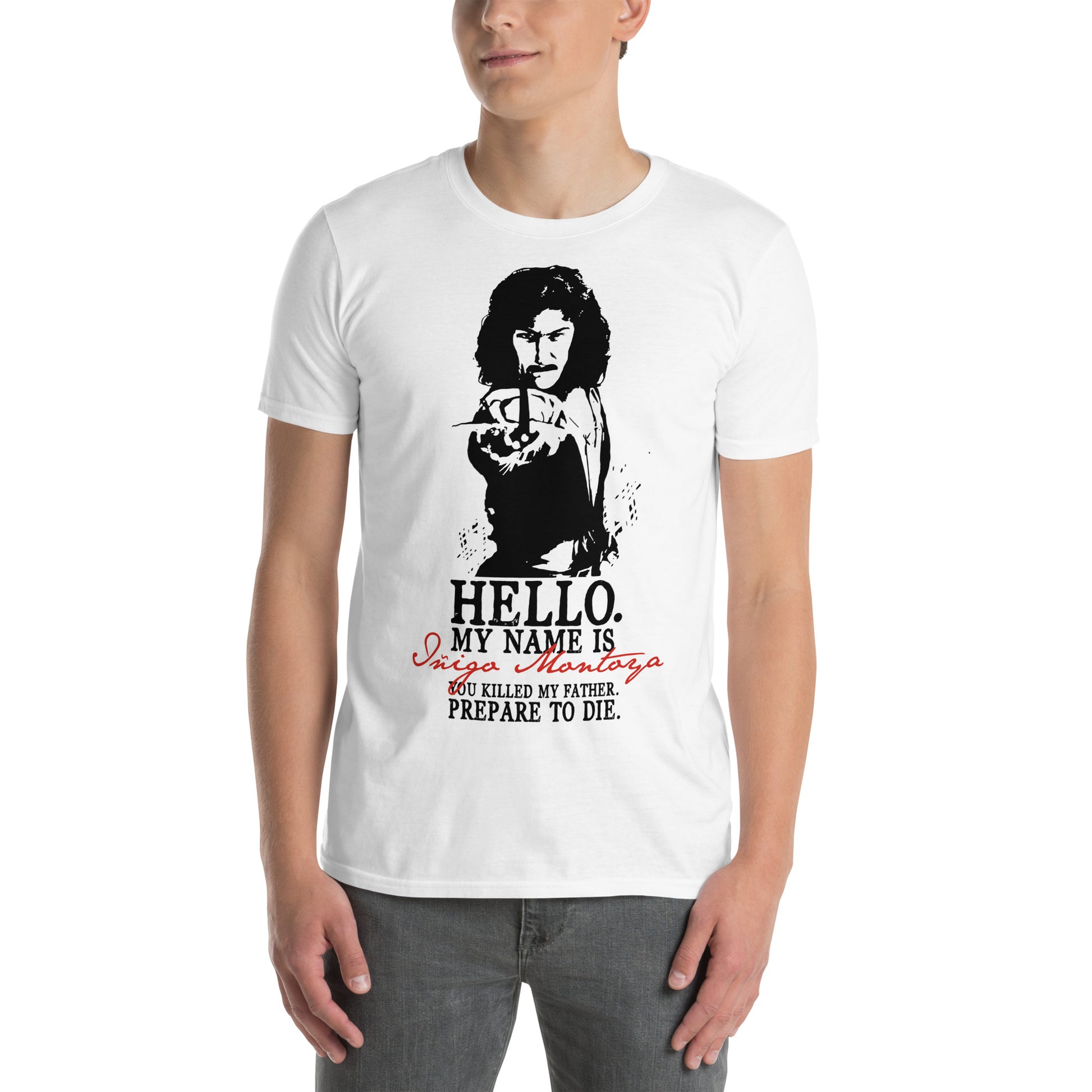 hombre con camiseta inigo montoya frase blanca
