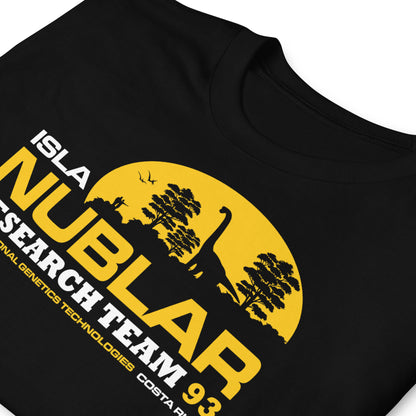 detalle de camiseta isla nublar jurassic park negra