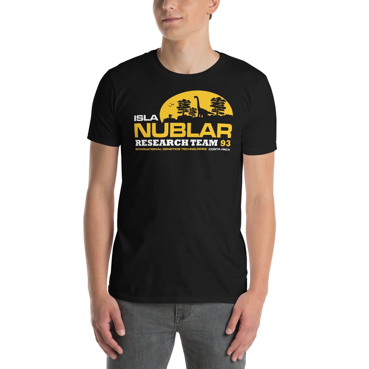 hombre con camiseta isla nublar jurassic park negra