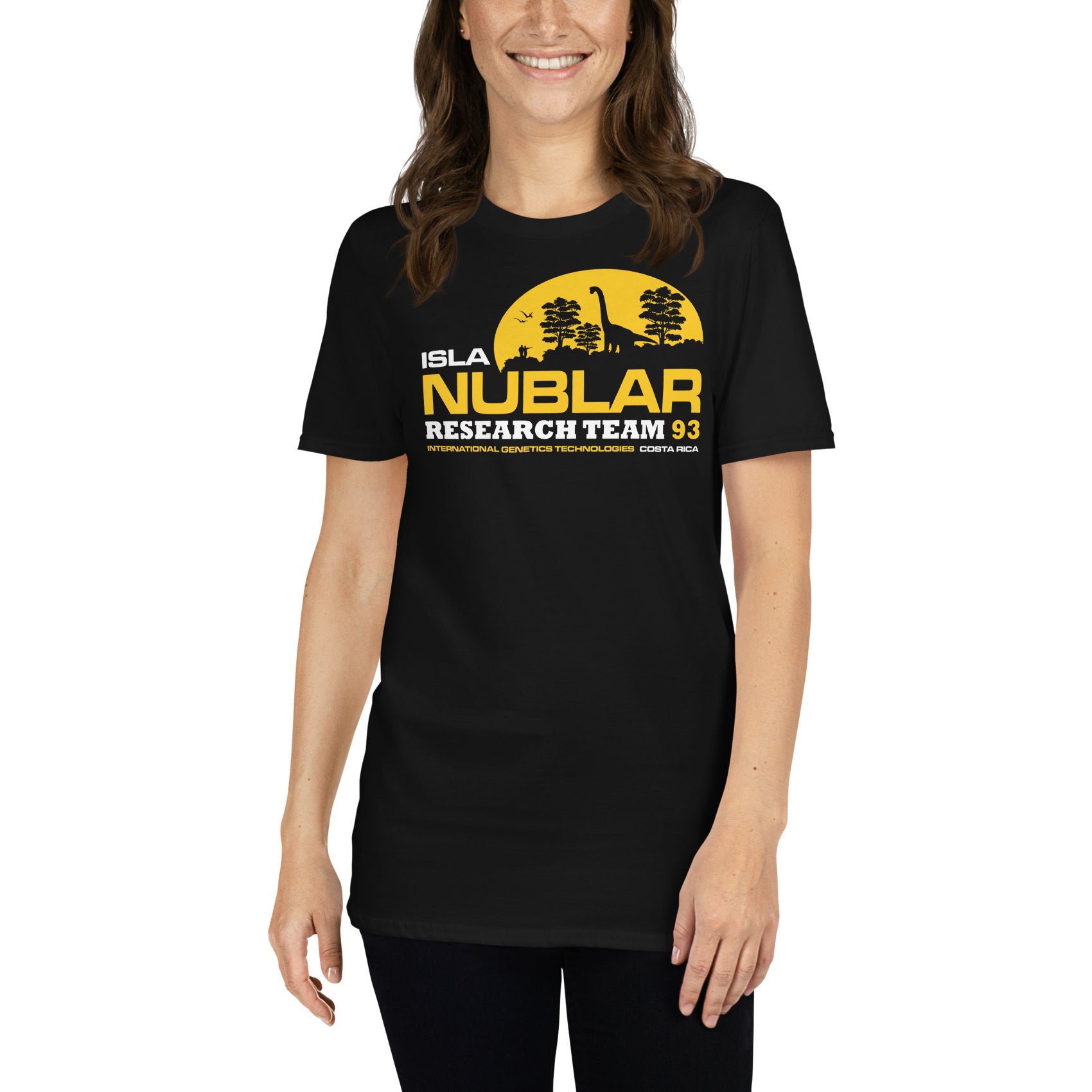 mujer con camiseta isla nublar jurassic park negra