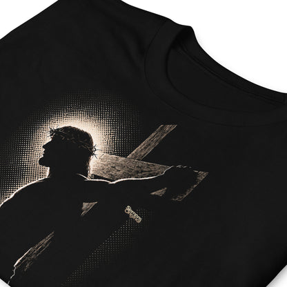 Detalle de camiseta cristiana negra con silueta de Jesucristo crucificado