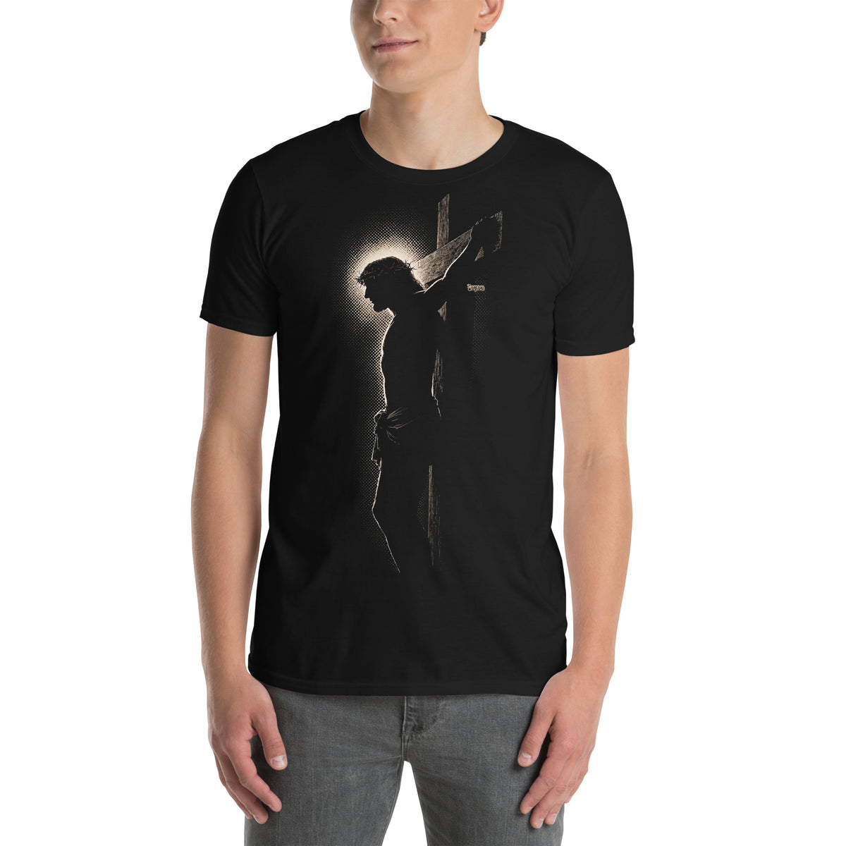 Hombre con camiseta cristiana negra con silueta de Jesucristo crucificado