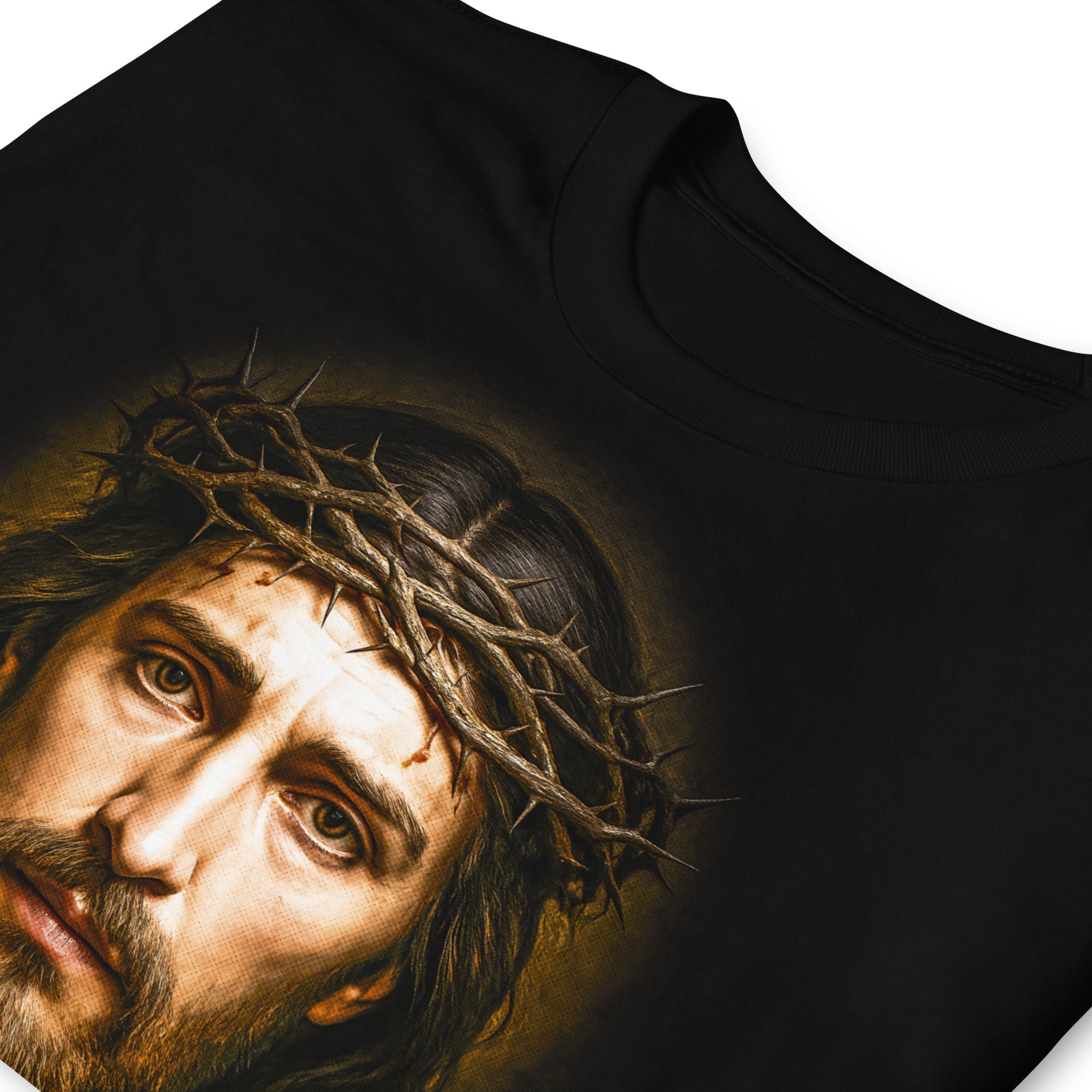 Detalle de camiseta cristiana negra de Jesucristo con corona de espinas