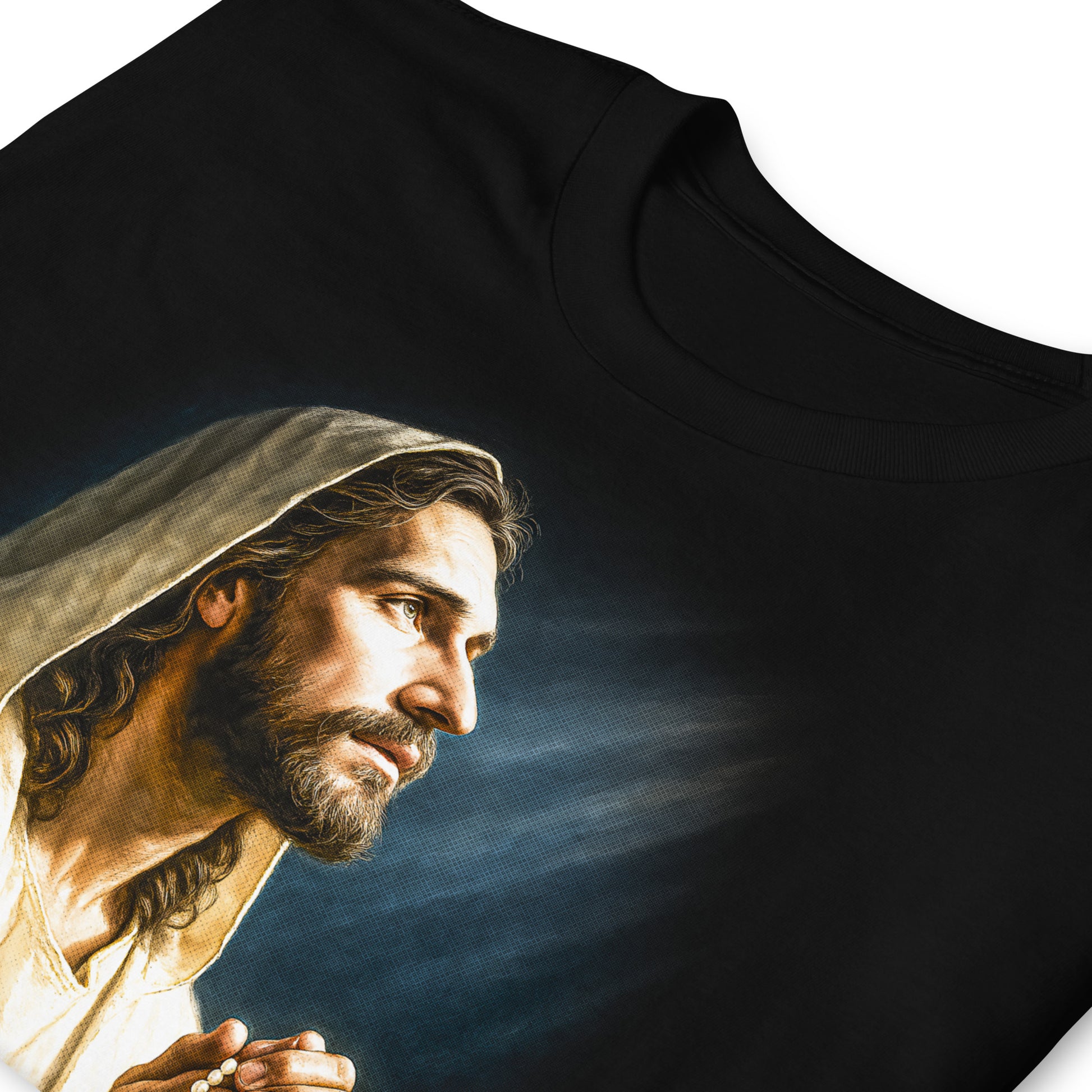 detalle de camiseta jesus oracion divina en color negro