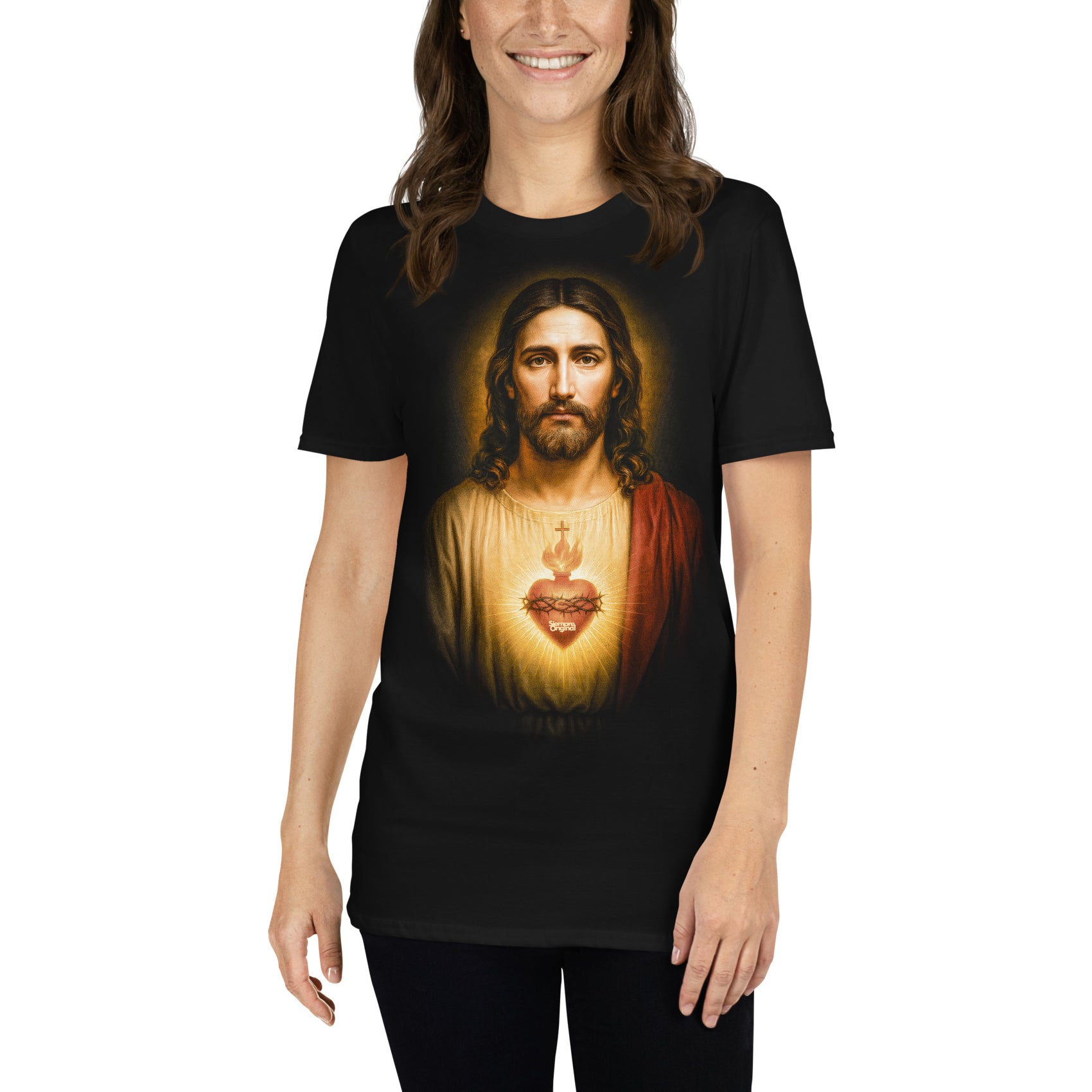 mujer con camiseta jesus sagrado corazon en color negro