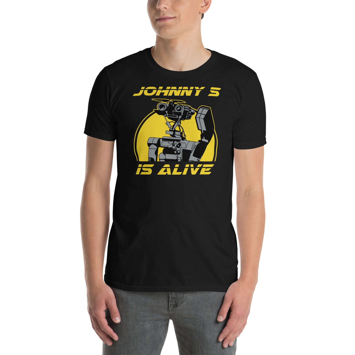 hombre con camiseta johnny 5 cortocircuito negra
