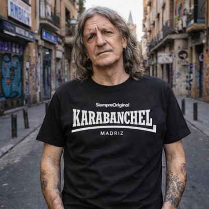 hombre con camiseta karabanchel madrid negra