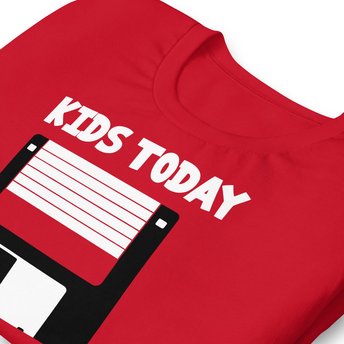 detalle de camiseta kids today disquete roja
